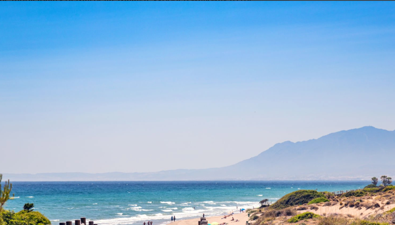 Marbella, with its 25 beaches, cultural agenda and a historic city center that keeps an Arab legacy, has become the second best European destination for t2022. Photo: gettyimages.