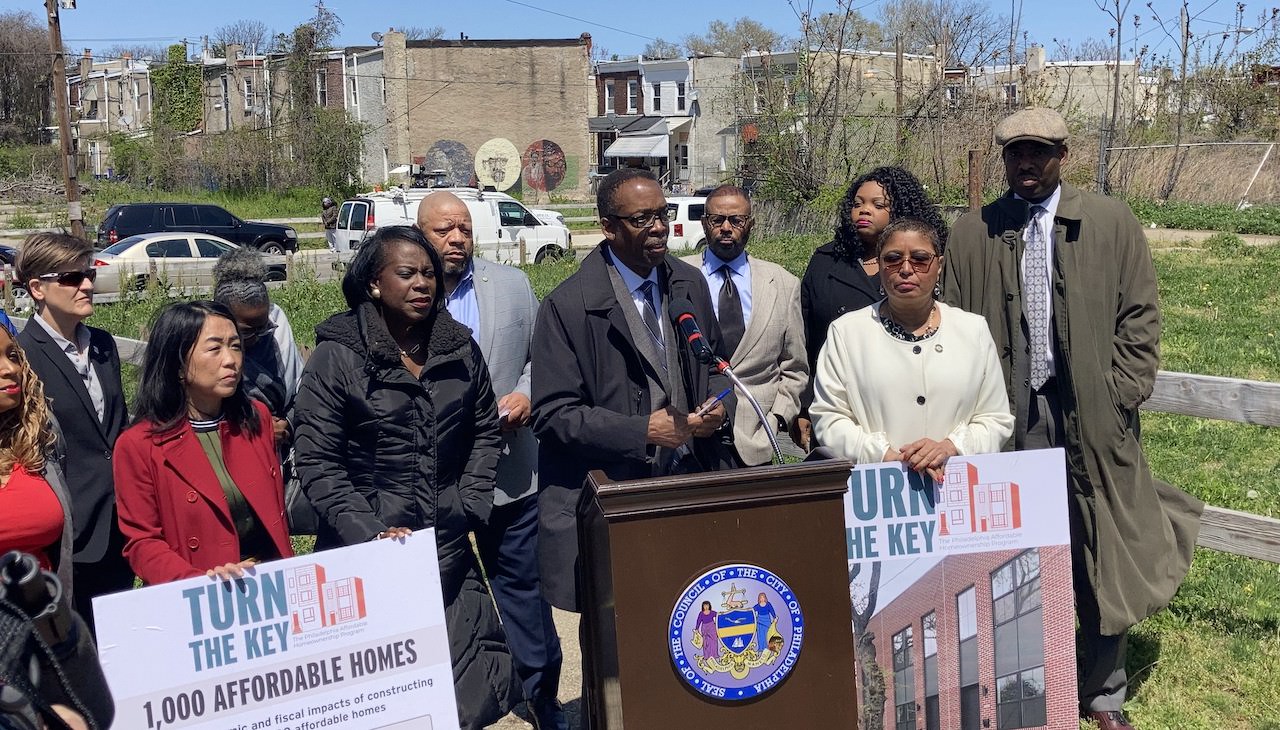 Miembros del Ayuntamiento de Filadelfia anuncian el programa Turn The Key en Filadelfia Oeste el 28 de abril de 2022. Foto por cortesía de la oficina del presidente del Consejo, Darrell Clarke.