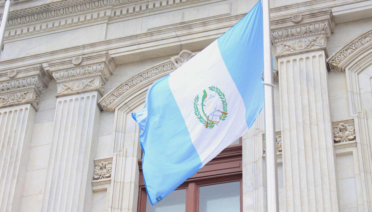 The Guatemalan flag outside of Philadelphia City Hall. Photo credit: Jensen Toussaint/AL DÍA News