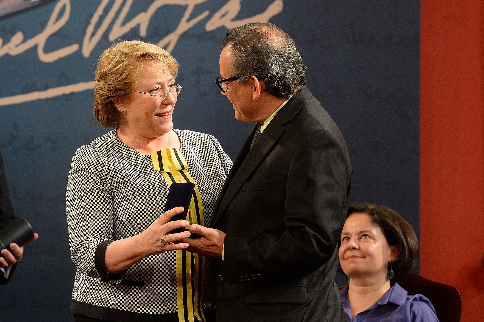Horacio Castellanos recibiendo el Premio Iberoamericano de Narrativa Manuel Rojas 2014 de manos de la entonces presidenta de Chile, Michelle Bachelet. Foto: Wikipedia