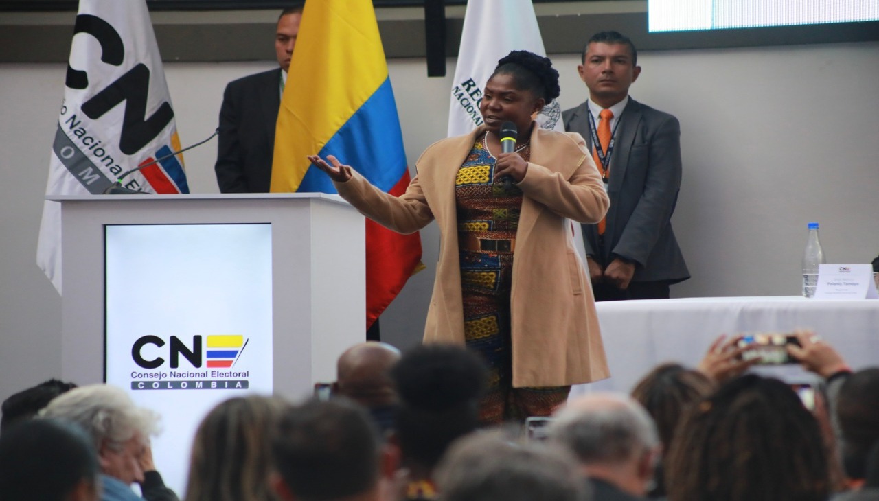 La afrocolombiana Francia Márquez fue acreedora del premio Goldman para el medio ambiente en el 2018 por su lucha contra la minería ilegal y la defensa de su territorio colectivo. Alexa Rochi /AL DÍA