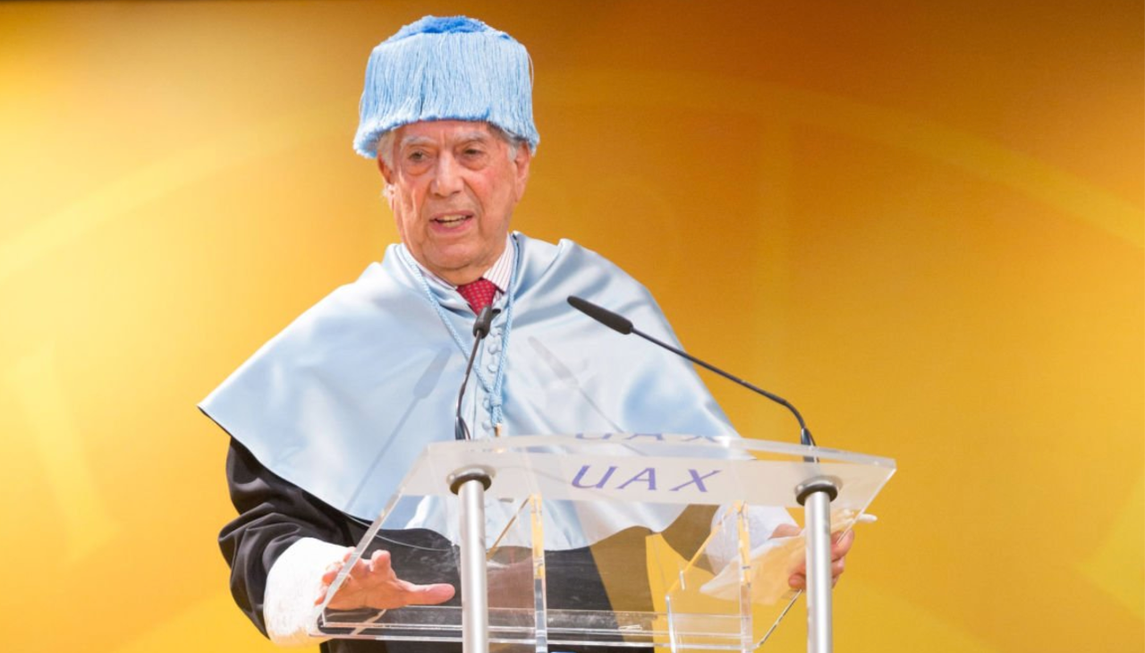 The Peruvian writer Mario Vargas Llosa received the "Madrilenian of the Year" award. Photo: Getty.