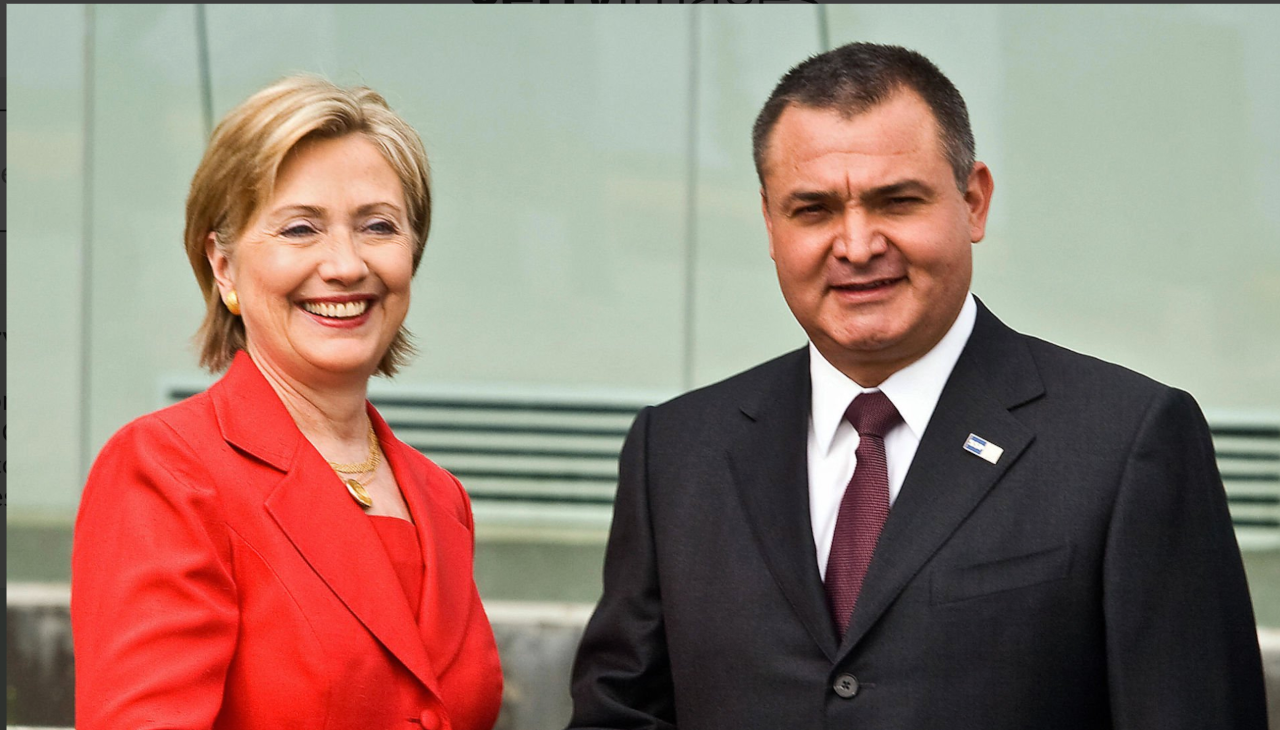 Genaro García Luna with the former US Secretary of State, Hillary Clinton. Photo: Getty.