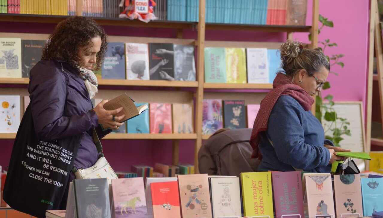 Women reading books at Filbo 2023.