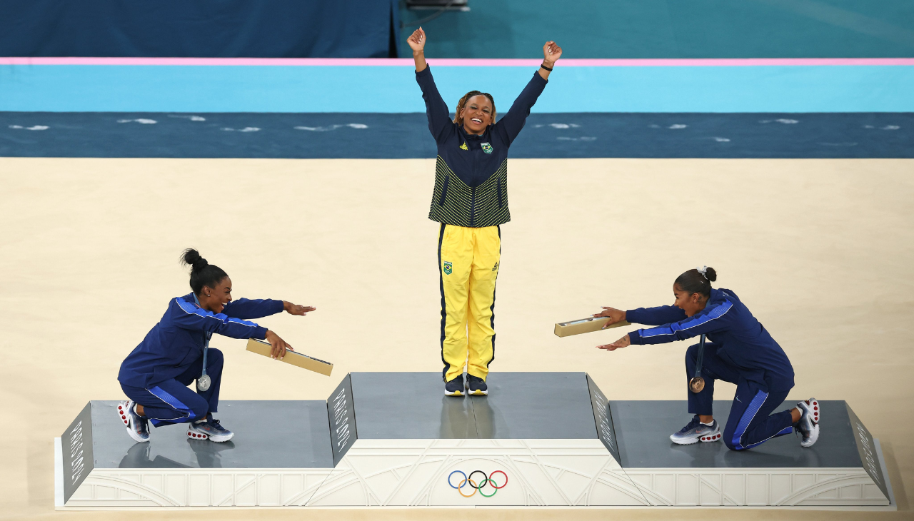 Gymnastics podium, where Rebeca Andrade won first place. Photo: Twitter @Olympics