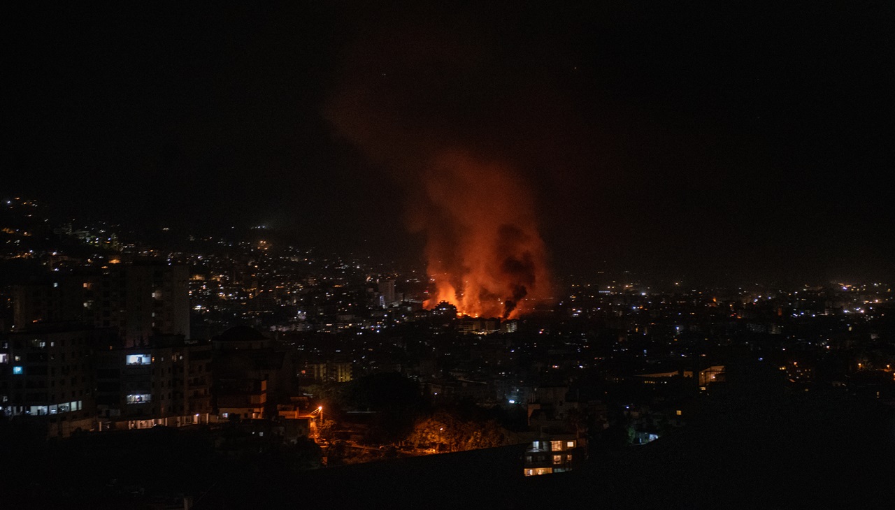 Una nube de humo sale del lugar donde se produjo un ataque aéreo israelí contra un barrio del sur de Beirut a primera hora del 28 de septiembre de 2024. El 28 de septiembre, el ejército israelí declaró que había matado en un ataque aéreo al comandante de la unidad de misiles de Hezbolá en el sur del Líbano, junto con su adjunto y varios dirigentes más del movimiento respaldado por Irán. (Foto de Fadel Itani / Middle East Images / Middle East Images vía AFP)