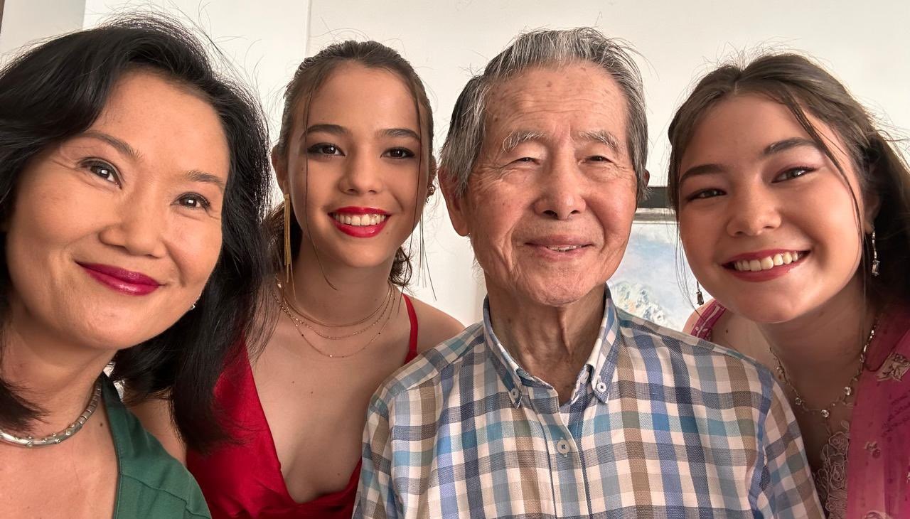 Alberto FUjimori junto a su hija Keiko y sus nietas. Foto toma de la red X de Keiko Fujimori