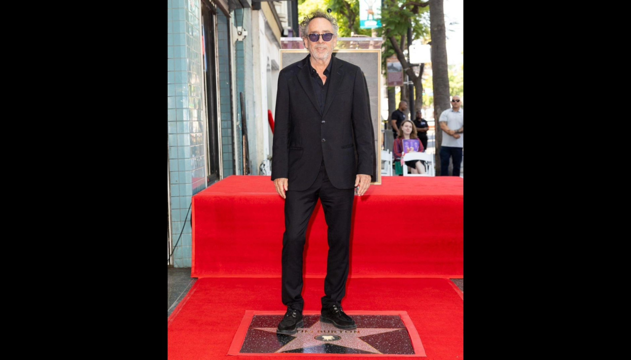 Tim Burton's star is located in front of one of his favorite childhood stores. Photo: Instagram @hwdwalkoffame