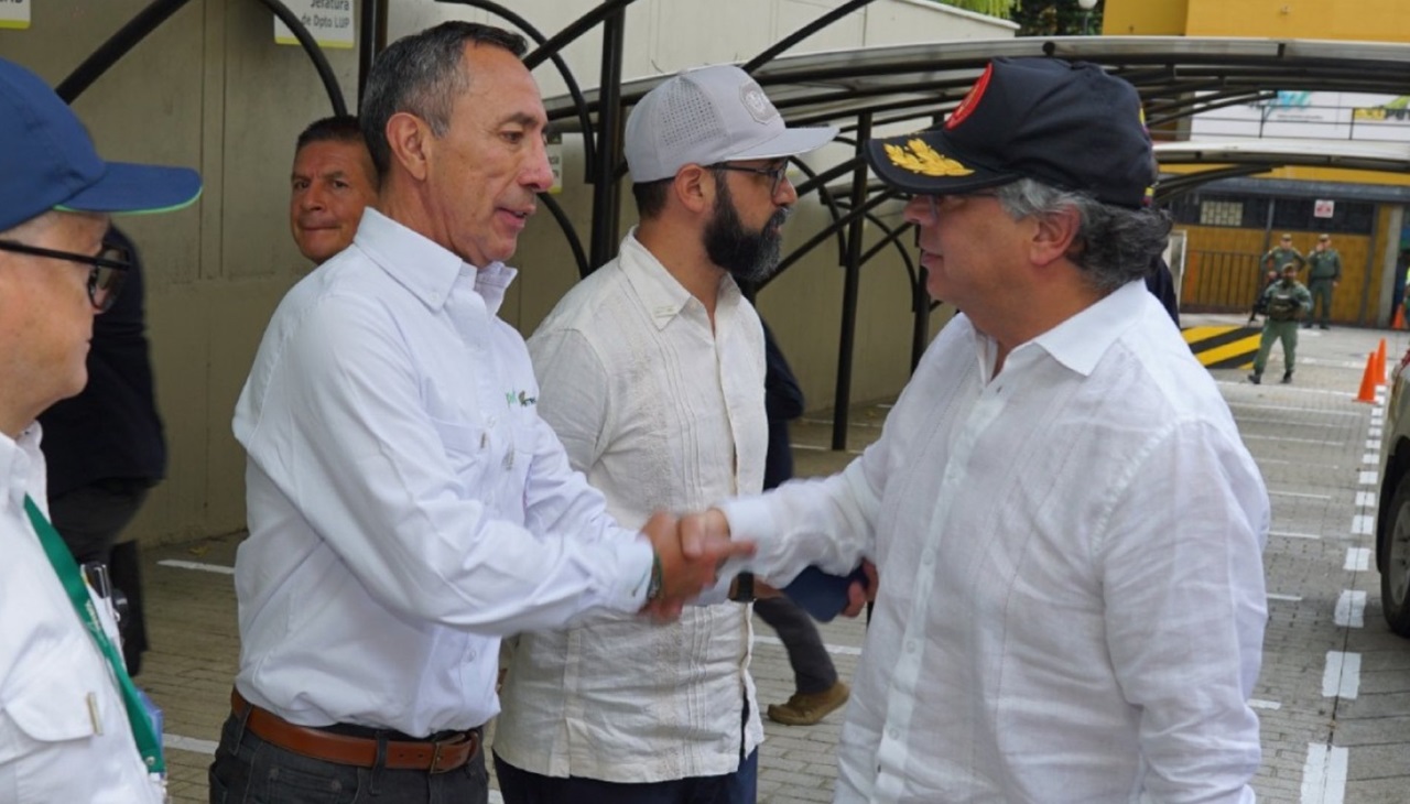 Ricardo Roa, presidente de Ecopetrol, estrecha la mano de Gustavo Petro, presidente de Colombia.