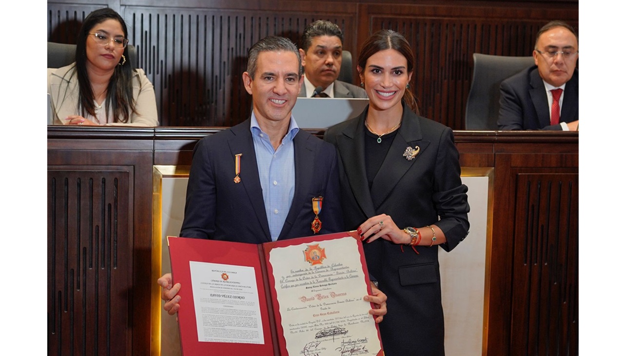 David Vélez y la representante Saray Robayo.