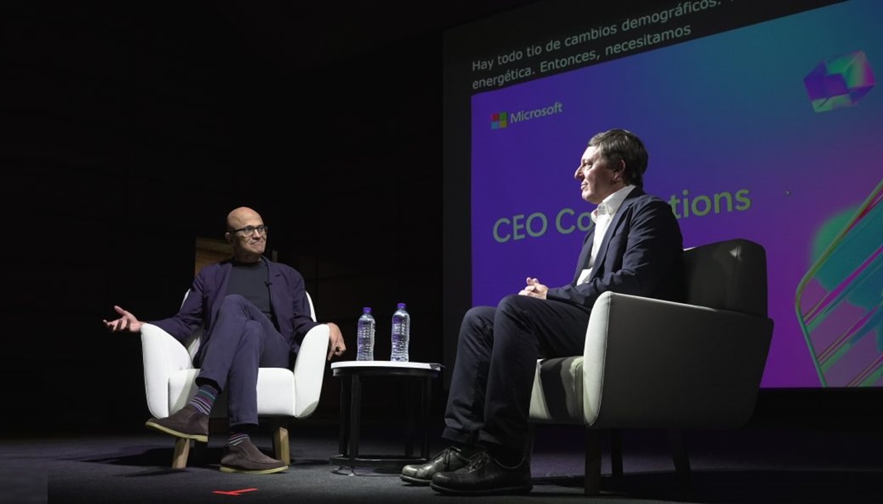 Microsoft President and CEO Satya Nadella speaks with Microsoft South America Hispanic President Fernando Lopez Iervasi during the Microsoft AI Tour in Bogota. Photo by David Ladino. Taken from the Microsfot press center website.