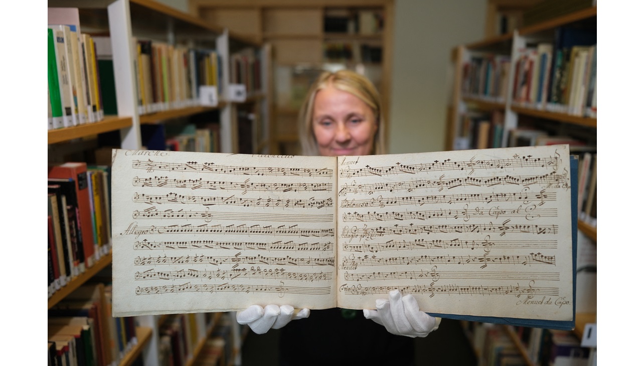 Korina Kilian, an employee of the Leipzig Municipal Libraries, holds a music manuscript by Wolfgang Amadeus Mozart in her hands. The previously unknown piece of music by the composer from around 1760 was discovered in the library's collection. The work is to be performed at the Leipzig Opera on Saturday (21.09.2024). Photo: Sebastian Willnow/dpa (Photo by SEBASTIAN WILLNOW / DPA / dpa Picture-Alliance via AFP)