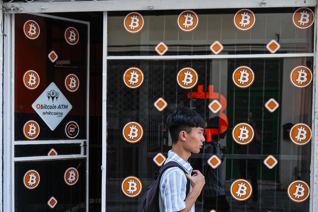 Un negocio ofrece el servicio de cajero automático para bitcoin.  (Foto de Jewel SAMAD / AFP)