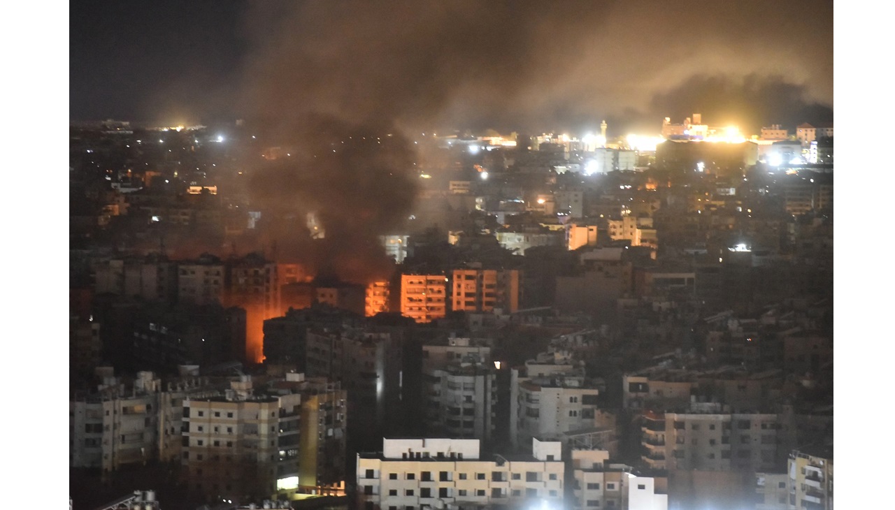 El humo se eleva desde el lugar de un ataque aéreo israelí que tuvo como objetivo un barrio del suburbio sur de Beirut el 3 de octubre de 2024. (Fotografía de Fadel ITANI / AFP)