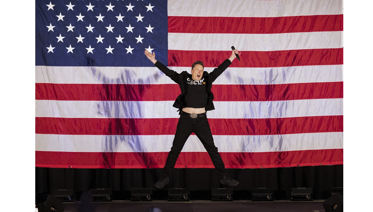 Musk salta en el escenario de un miting de Trump. Fotografía de RYAN COLLERD / AFP