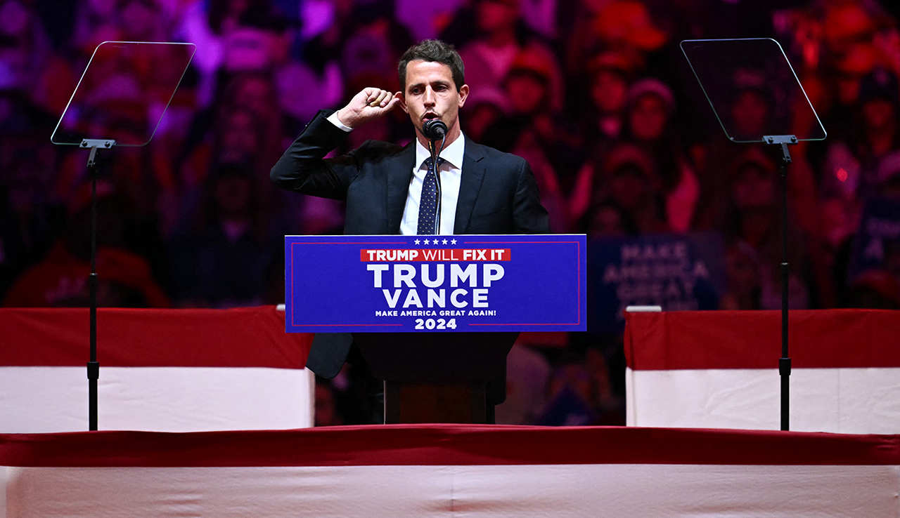 El comediante estadounidense Tony Hinchcliffe habla durante un mitin de campaña del expresidente estadounidense y candidato presidencial republicano Donald Trump en el Madison Square Garden de Nueva York el 27 de octubre de 2024. (Foto de ANGELA WEISS / AFP)