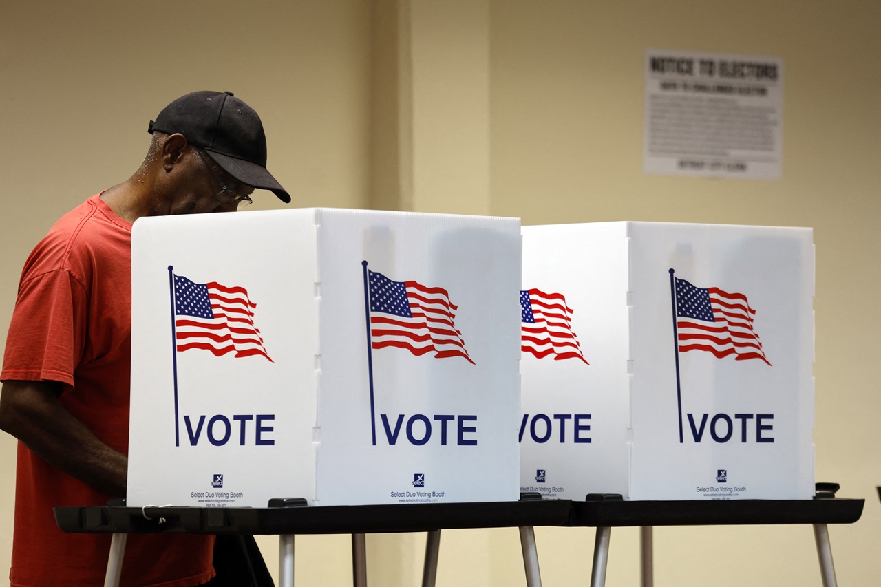 People cast their in-person early ballot for the 2024 general election at the Northwest Activities Center on October 29, 2024 in Detroit, Michigan. (Foto de JEFF KOWALSKY / AFP)