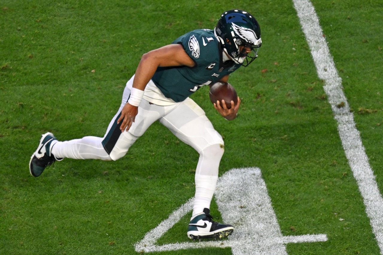 El quarterback de los Philadelphia Eagles, Jalen Hurts, corre con el balón. Foto de archivo de ANGELA WEISS / AFP