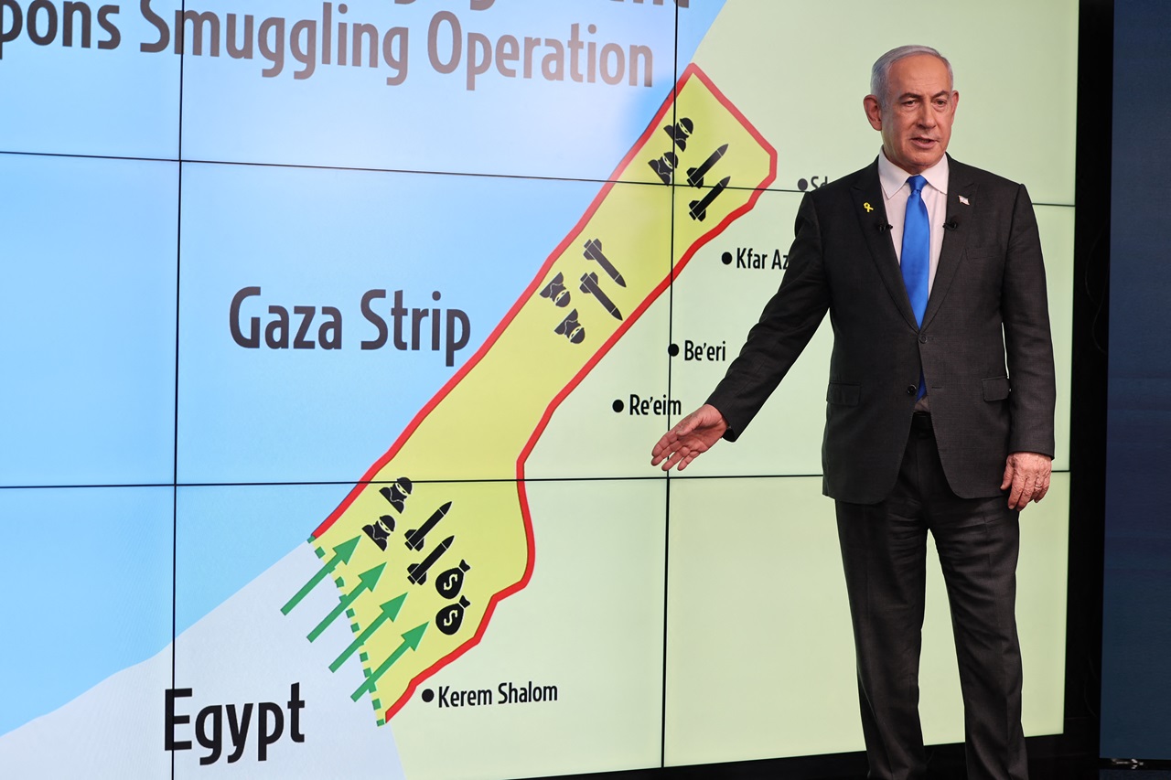 Benjamín Netanyahu explica la naturaleza de las operaciones en Gaza. (Photo by ABIR SULTAN / POOL / AFP)