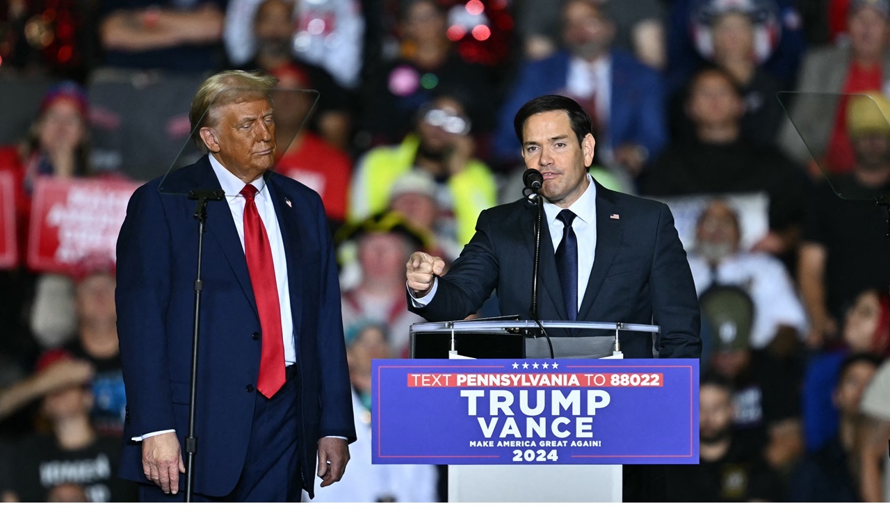 El senador estadounidense Marco Rubio, republicano de Florida, habla junto al presidente electo Donald Trump. (Foto de ANGELA WEISS / AFP)