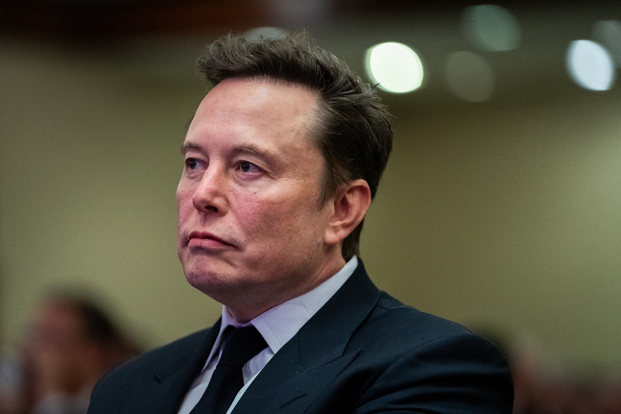 Elon Musk escucha mientras el presidente electo de EE.UU., Donald Trump, habla durante una reunión con los republicanos de la Cámara de Representantes en el hotel Hyatt Regency en Washington, DC. (Foto de archivo de Allison ROBBERT / POOL / AFP)