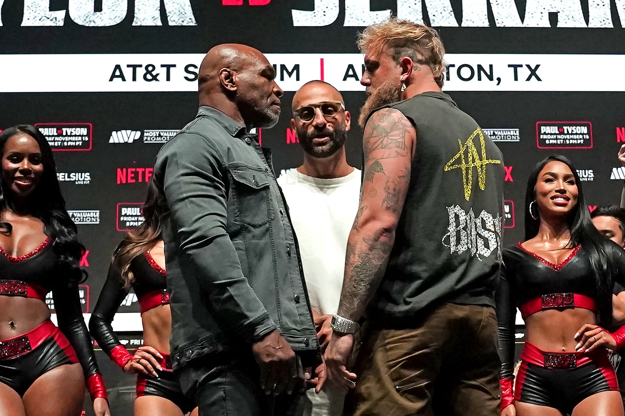 Mike Tyson and Jake Paul (Photo by TIMOTHY A. CLARY / AFP)