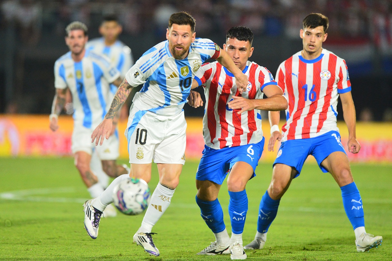 Lionel Messi in a play during the match between Argentina and Paraguay in the World Cup qualifiers. The Gauchos lost and Paraguay continues to fight for a place in the 2026 World Cup. Photo by JOSE BOGADO / AFP