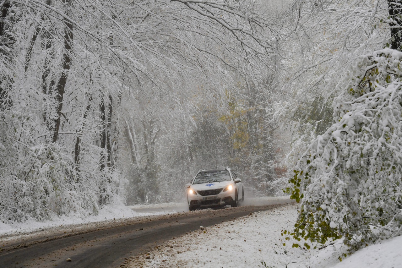 A car is parked during a heavy snow fall, in Thiron Gardais, central France, on November 21, 2024. (Photo by JEAN-FRANCOIS MONIER / AFP)