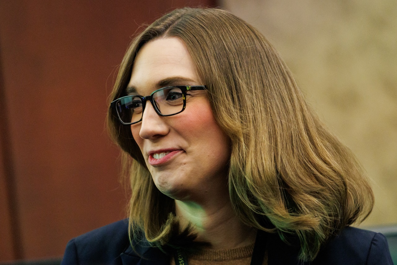 La representante electa Sarah McBride, demócrata de Delaware, es la primera persona transgénero elegida para el Congreso. (Foto por SAMUEL CORUM / AFP)