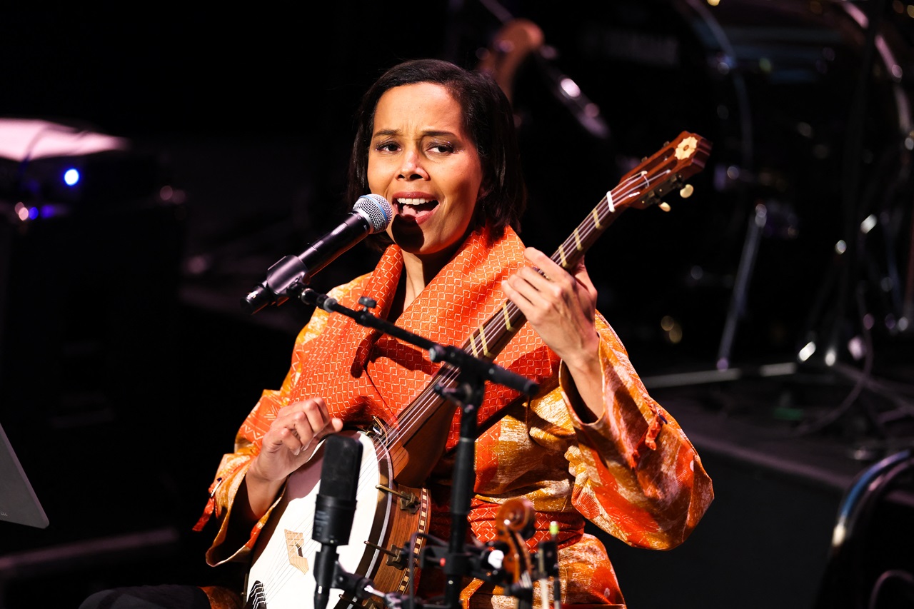 La música estadounidense Rhiannon Giddens interpreta "American Railroad" en el escenario con el conjunto Silkroad en BAM (Brooklyn Academy of Music) en Brooklyn, Nueva York, el 23 de noviembre de 2024. (Foto de CHARLY TRIBALLEAU / AFP)