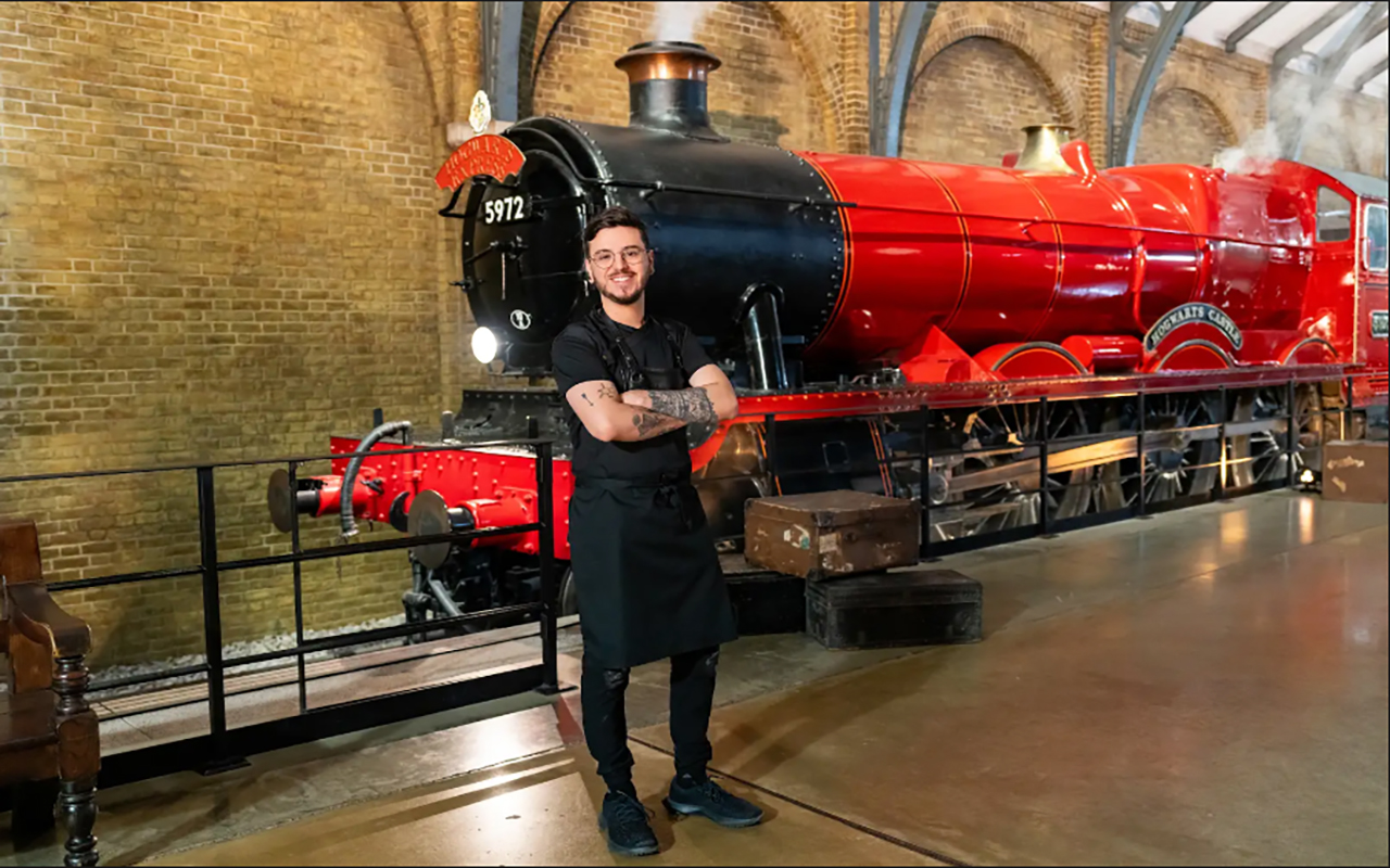 Juan Gutiérrez delante del Expreso de Hogwarts. Foto cortesía de Food Network