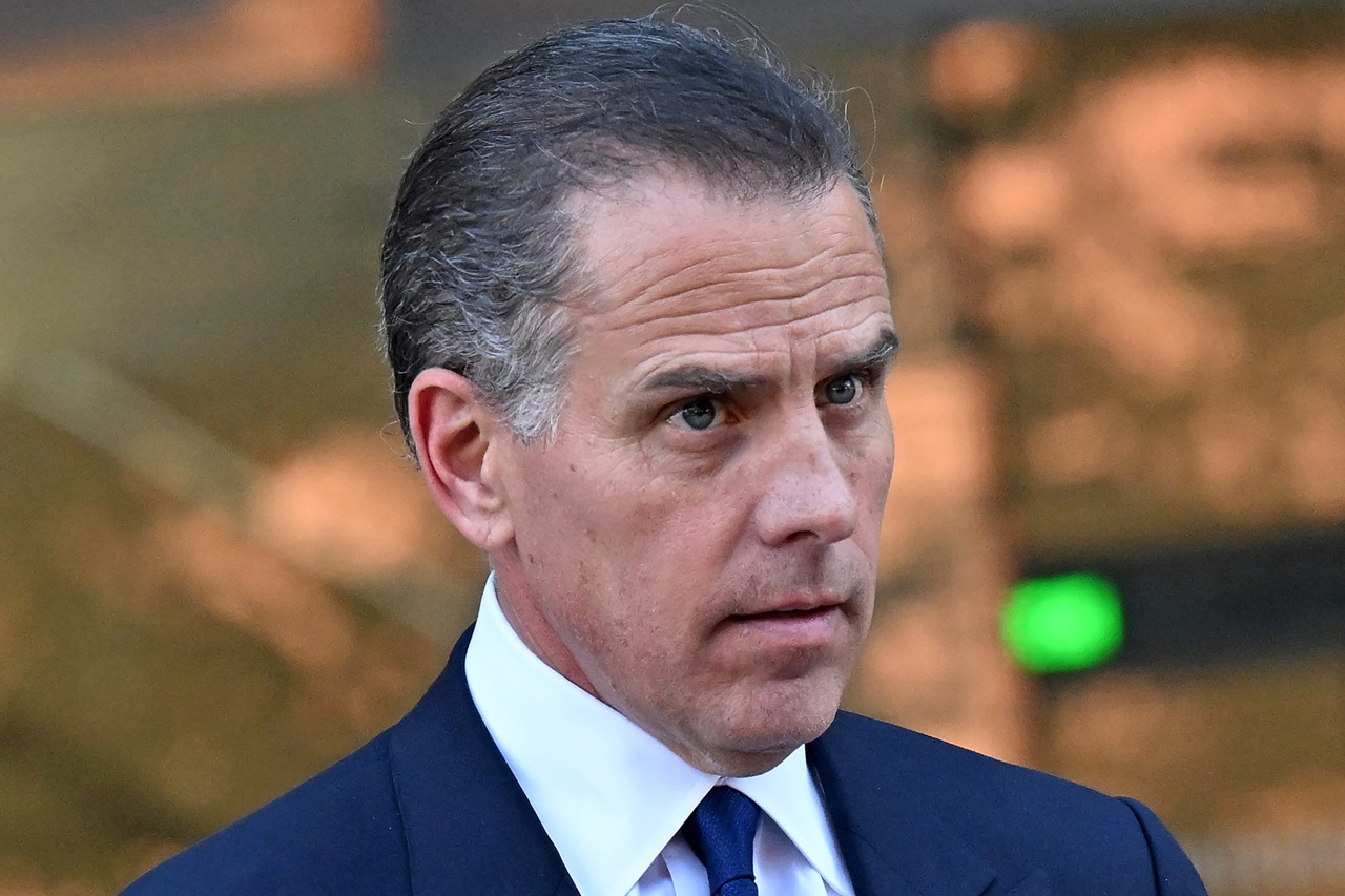 Hunter Biden, hijo del presidente estadounidense Joe Biden, abandona el tribunal tras su declaración de culpabilidad en su proceso por evasión fiscal en Los Ángeles, California, el 5 de septiembre de 2024. (Foto de Robyn Beck / AFP)