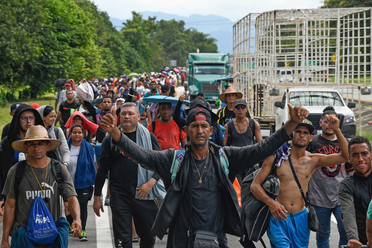 Migrantes de varias nacionalidades con destino a la frontera México-Estados Unidos caminan por Huixtla, estado de Chiapas, México, el 21 de noviembre de 2024. (Foto de ISAAC GUZMAN / AFP)