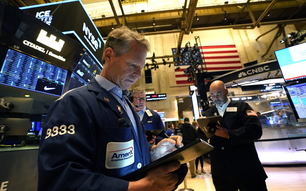 Traders and financial professionals work on the floor of the New York Stock Exchange (NYSE). (File Photo by TIMOTHY A. CLARY / AFP)