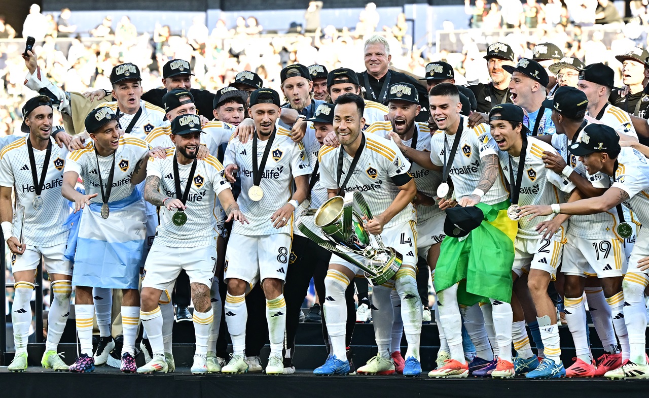 LA Galaxy's captain Japanese defender #04 Maya Yoshida prepares to lift the trophy as he celebrates with teammates following the Major League Soccer (MLS) Cup Final match between the LA Galaxy and the NY Red Bulls. (Photo by Frederic J. BROWN / AFP)