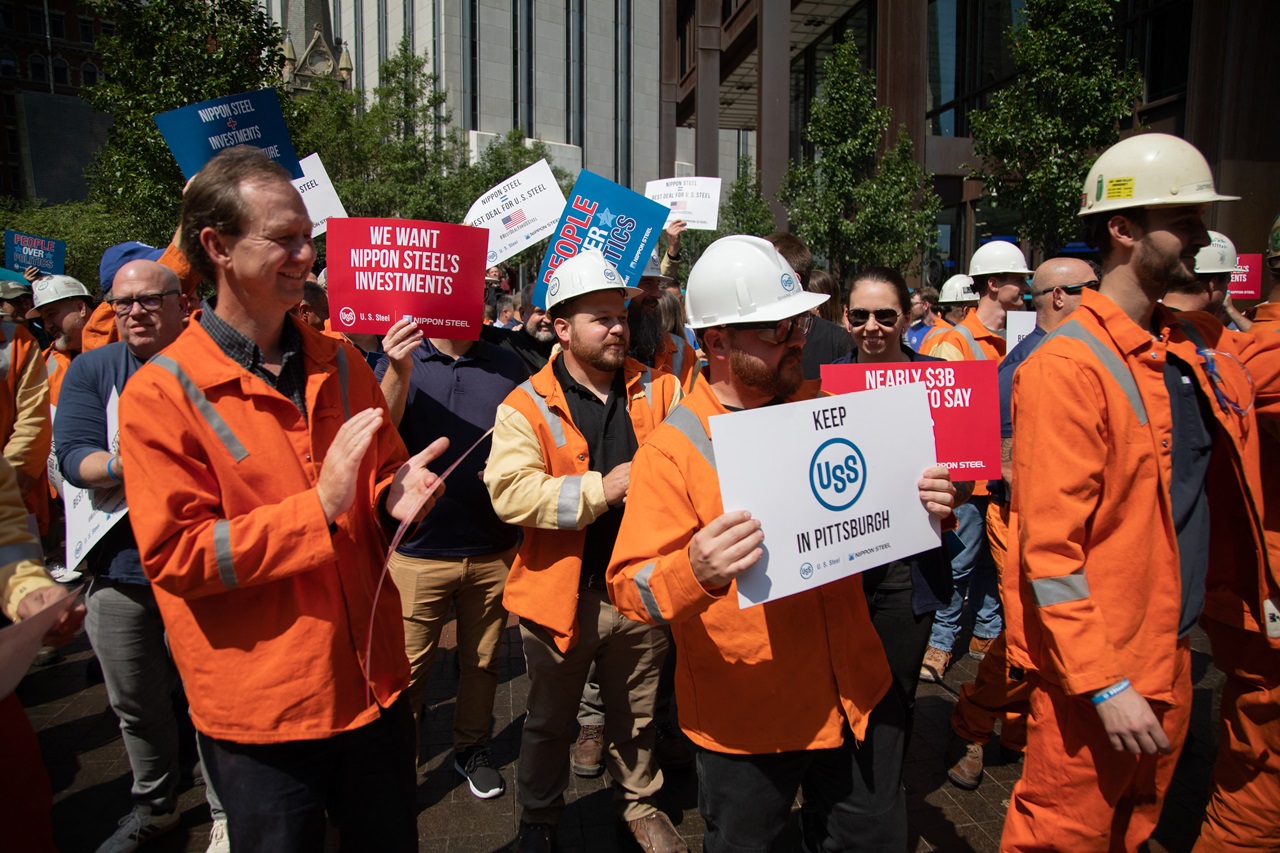 US Steel Corporation workers demonstrate outside the company's headquarters in Pittsburgh, Pennsylvania, in support of a takeover by Japan's Nippon Steel on September 4, 2024. Bloomberg News reported yesterday that U.S. President Joe Biden would block the deal.(File photo by Rebecca DROKE / AFP)