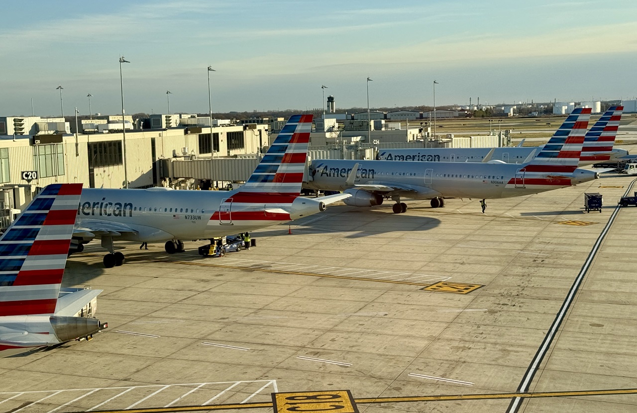 Aviones de American Airlines aparcados en las puertas de embarque del Aeropuerto Internacional de Filadelfia (PHL) en Filadelfia, Pensilvania, el 13 de diciembre de 2024. (Fotografía de Daniel SLIM / AFP)