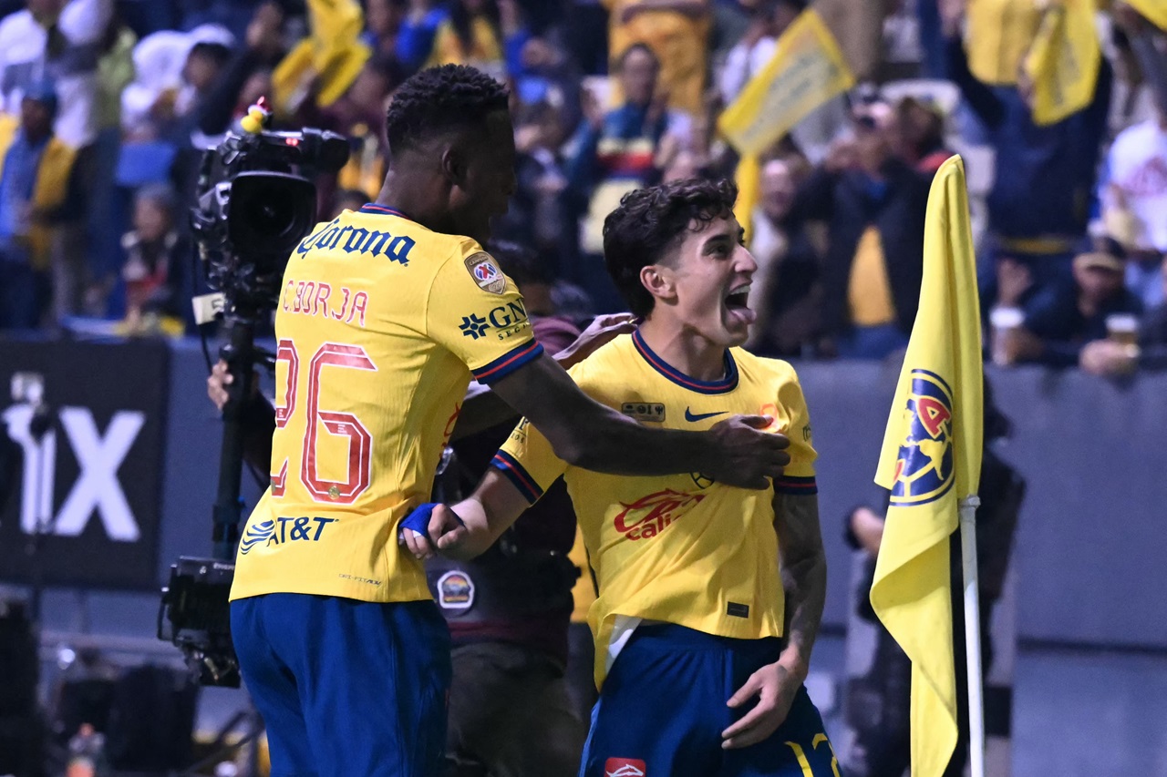 America's midfielder #17 Alejandro Zendejas (right) celebrates with teammate, Colombian defender #26 Cristian Borja, after scoring during the first leg of the Liga MX Apertura final. (Photo by CARL DE SOUZA / AFP)