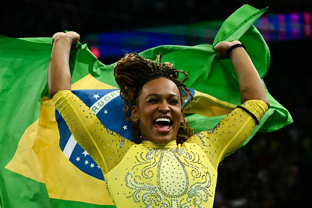 Rebeca Andrade celebrates during the last Olympic Games. She entered the world elite of artistic gymnastics. Rebeca Andrade challenged the reign of Simone Biles and transformed the Olympic landscape of the sport (File photo by Loic VENANCE / AFP).