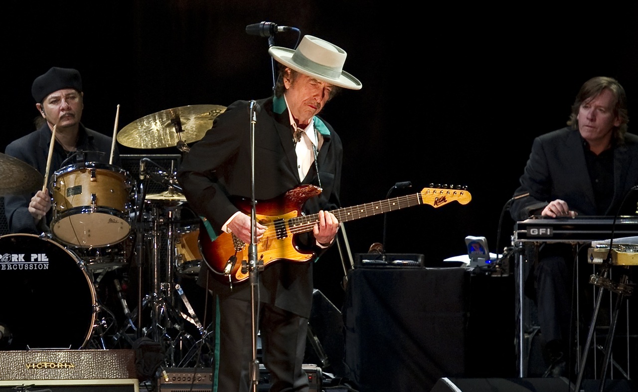 American music legend Bob Dylan (C) performs on stage during his concert in Shanghai on April 8, 2011. (Photo by Philippe LOPEZ / AFP)