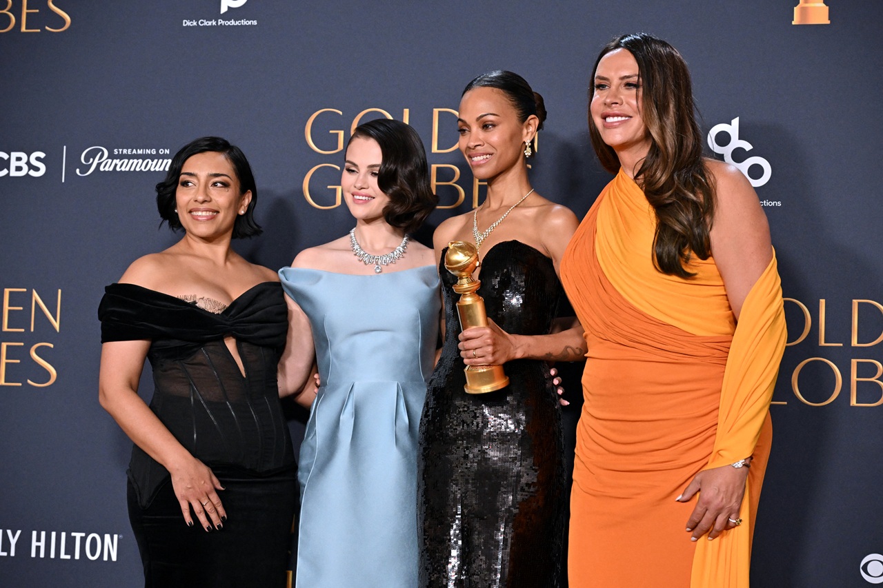 (De izq. a der.) La actriz mexicana Adriana Paz, la cantante y actriz estadounidense Selena Gómez, la actriz estadounidense Zoe Saldana y la actriz española Karla Sofía Gascón posan con el premio a la Mejor Película - Musical o Comedia por "Emilia Pérez" en la sala de prensa durante la 82 edición anual de los Globos de Oro en el hotel Beverly Hilton en Beverly Hills, California, el 5 de enero de 2025. (Foto de Robyn BECK / AFP)