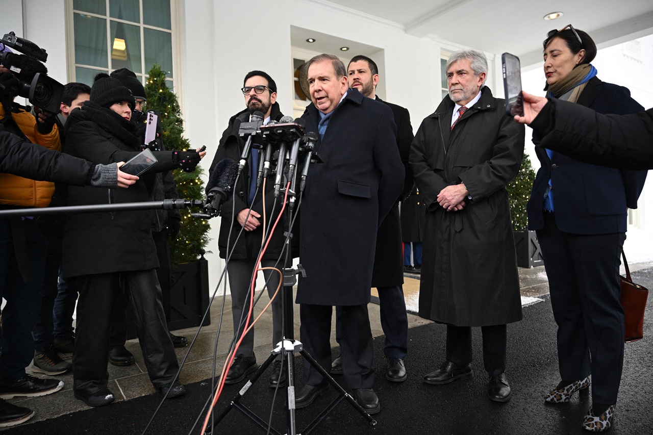 El líder de la oposición venezolana Edmundo González Urrutia (C) habla con la prensa después de reunirse con el presidente estadounidense Joe Biden, fuera del Ala Oeste de la Casa Blanca el 6 de enero de 2025, en Washington, DC. (Foto de Mandel NGAN / AFP)