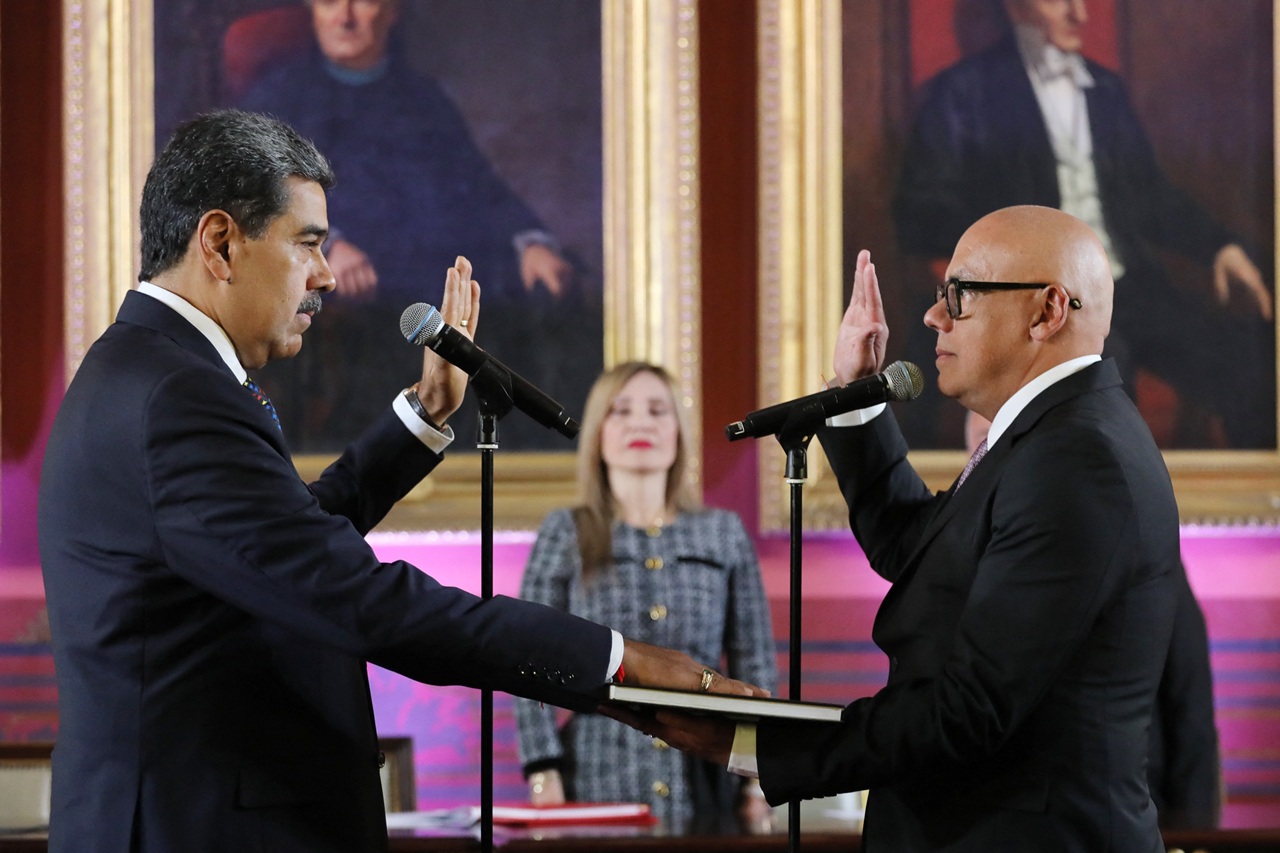 Venezuelan President Nicolas Maduro (L) taking the oath during the presidential inauguration at the Capitolio -home of the National Assembly- in Caracas on January 10, 2025. (Photo by ZURIMAR CAMPOS / Venezuelan Presidency / AFP)