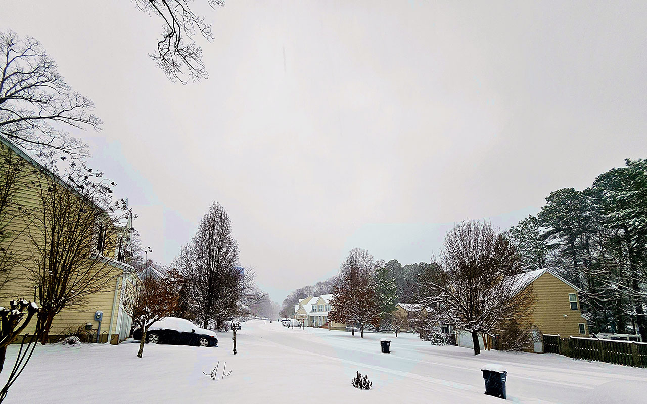 A Winter storm blanketing the east coast and shutting down government offices will intensify throughout the day. Photo: Peter Fitzpatrick/ALDIA News