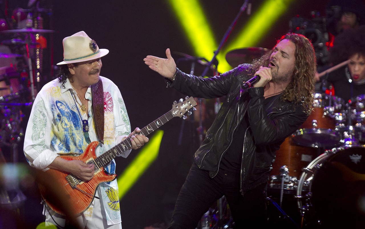 Maná singer Fer on stage with Santana (File photo AFP).