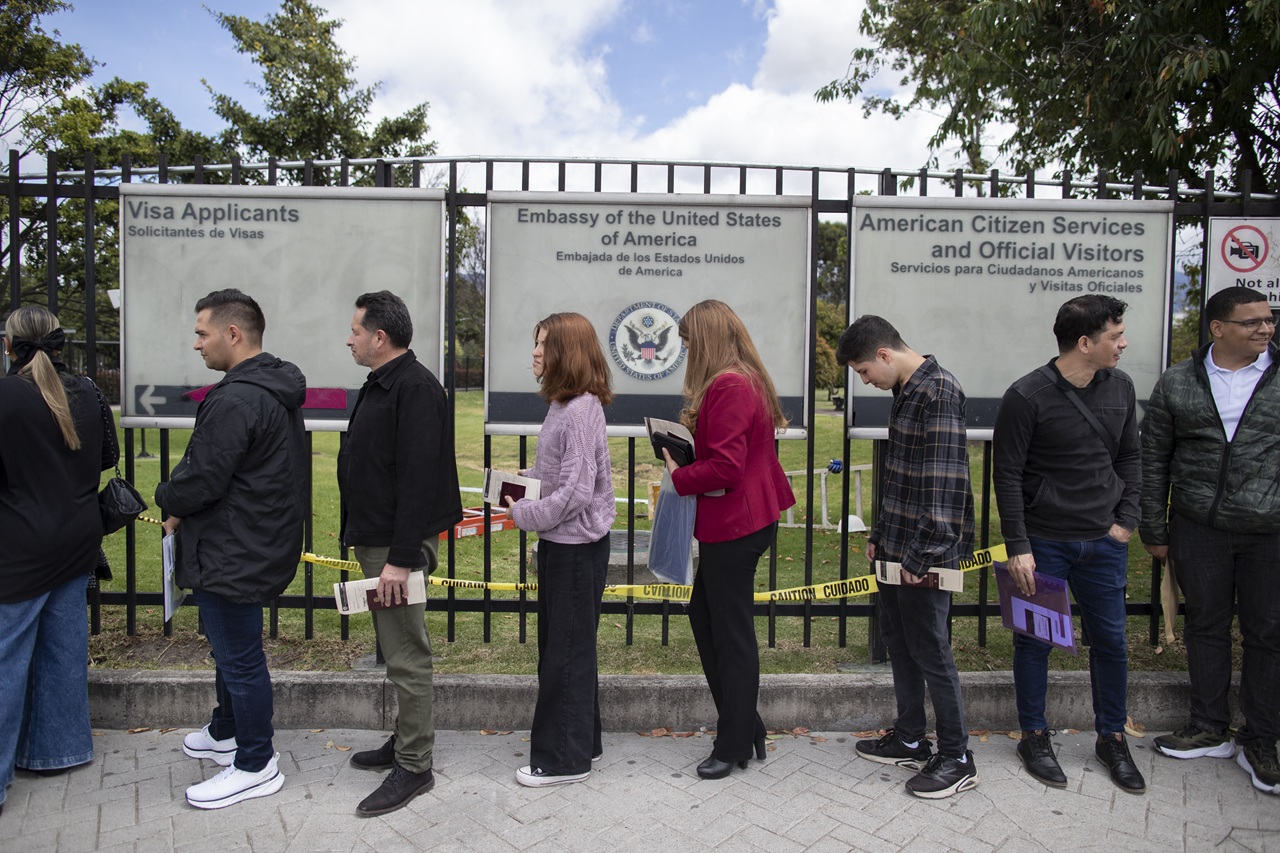 Fila de personas en la Embajada de EE.UU. en Colombia