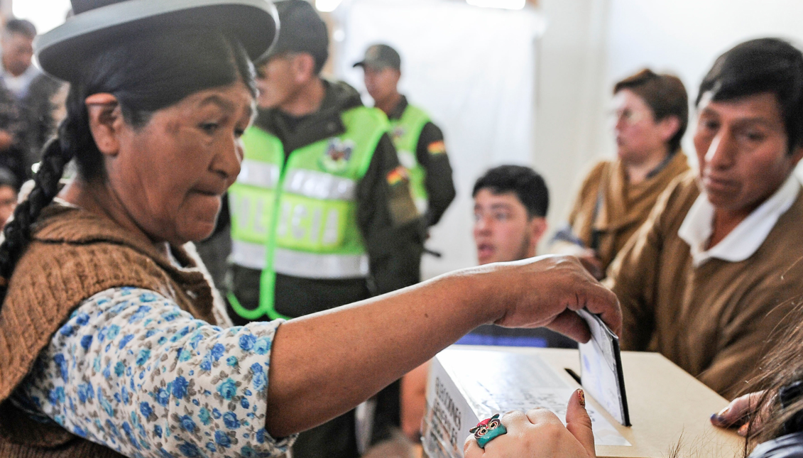 An Aymara woman casts her vote during the presidential elections in La Paz, Bolivia, on October 20, 2019. (JORGE BERNAL / Getty Images)
