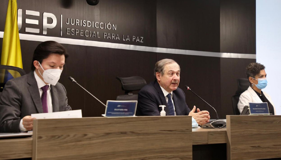 De izquierda a derecha los magistrados de la JEP Óscar Parra, Eduardo Cifuentes y Nadiezhda Henríquez. El alto tribunal investiga lo ocurrido con los 'falsos positivos', así como otros grandes casos relacionados con el conflicto armado, como la toma de rehenes por parte de las FARC-EP, la situación de poblaciones fuertemente afectadas, los crímenes contra miembros del partido político Unión Patriótica y el reclutamiento de niños. JEP