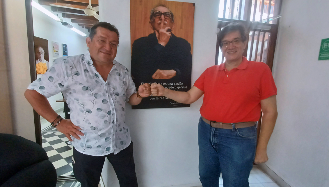 La Fundación GABO ha existido por 26 años, todo el tiempo bajo el liderazgo del Director General, Jaime Abello Banfi (a la derecha). A la izquierda al fundador y CEO de AL DIA, Hernán Guaracao Calderón. Al centro, un poster de García Márquez. AL DIA News Media