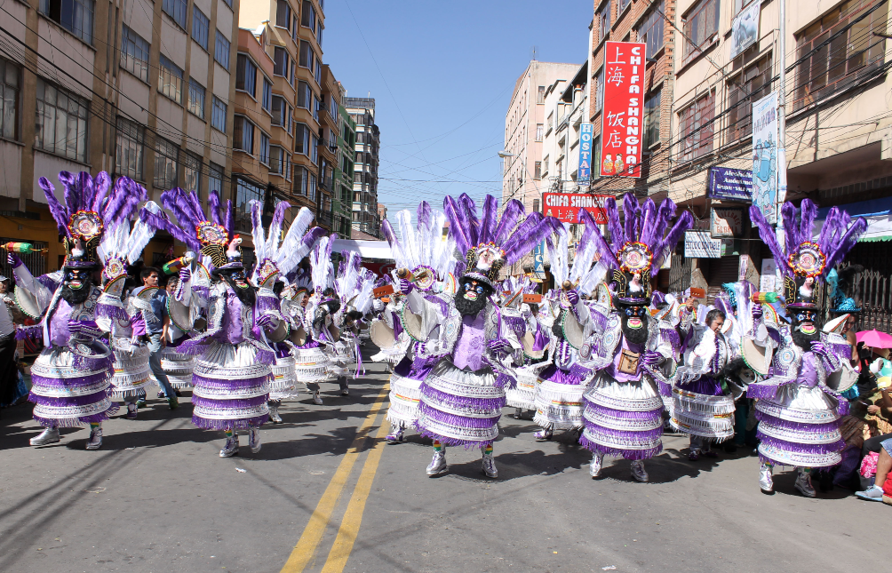 La Santísima Trinidad se celebra en La Paz con la Fiesta del Gran Poder en La Paz. Al igual que estos bailarines, una majestuosa procesión con más de 40.000 devotos inicia el desfile, que serpentea por el lado oeste de la ciudad, la zona que tradicionalmente era indígena. Foto: UNESCO
